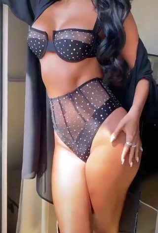 2. Sexy FashionNova Enseña Escote Con Lencería