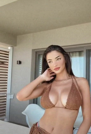 Sexy FashionNova enseña escote con Sujetador de Bikini en el mar