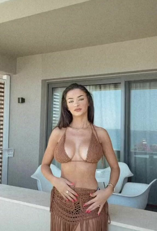 4. Sexy FashionNova Enseña Escote Con Sujetador De Bikini En El Mar