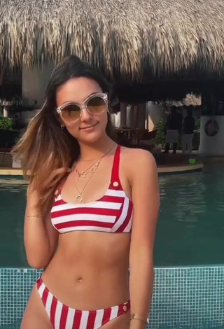 Caliente Fernanda Rivas con Bikini Rayas en la piscina