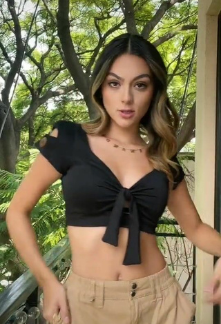 Caliente Fernanda Rivas con Top Corto Negro en el balcón