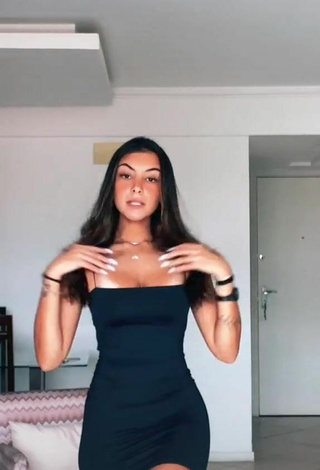 Sexy Gabriela Moura enseña escote con Vestido Negro