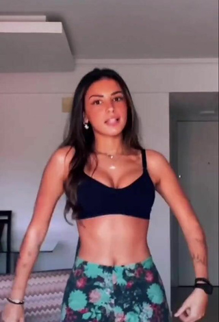 3. Más Caliente Gabriela Moura Enseña Escote Con Top Corto Negro Y Tetas Saltarinas