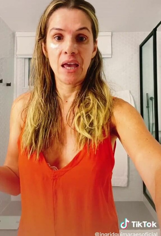 3. Sexy Ingrid Guimarães Enseña Escote Con Top Naranja