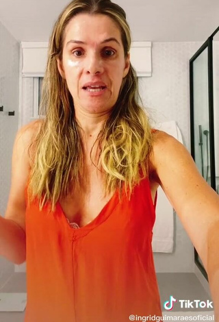 4. Sexy Ingrid Guimarães Enseña Escote Con Top Naranja