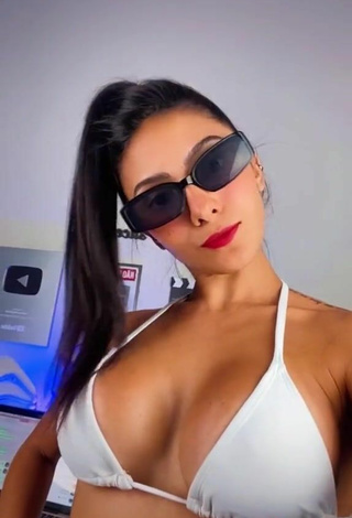 5. Atractiva Isadora Nogueira Enseña Escote Con Seductores Sujetador De Bikini