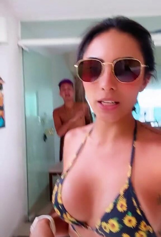 3. Hermosa Isadora Nogueira Enseña Escote Con Sujetador De Bikini Floral