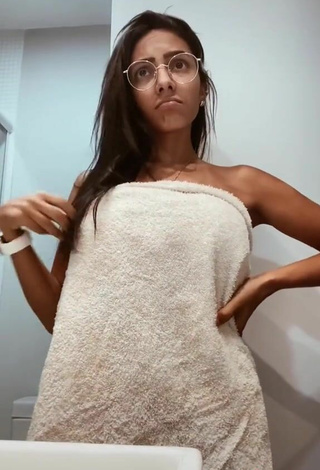 3. Sexy Isadora Nogueira  Sin Brassière