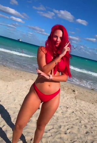 2. Hermosa Jenny Devil Enseña Escote Con Bikini Rojo En La Playa