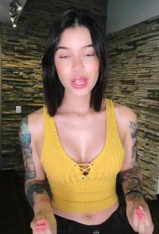 Preciosa Jenn Muriel enseña escote con Top Corto