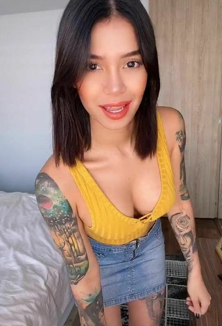 Adorable Jenn Muriel enseña escote con Top Corto