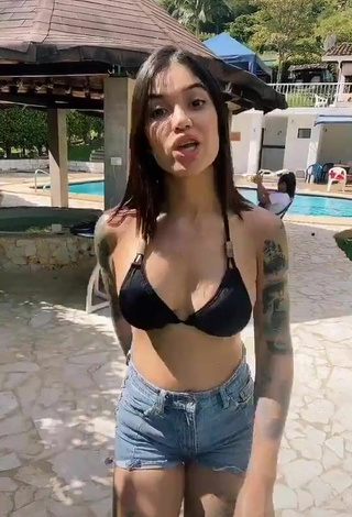 Sexy Jenn Muriel con Sujetador de Bikini