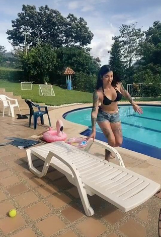 Hermosa Jenn Muriel con Sujetador de Bikini en la piscina