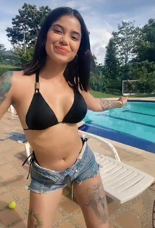 2. Hermosa Jenn Muriel Con Sujetador De Bikini En La Piscina