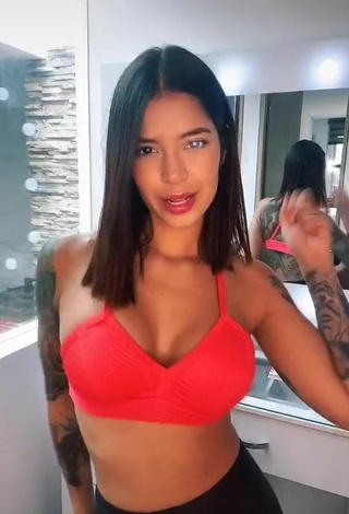 1. Sensual Jenn Muriel Enseña Escote Con Fascinantes Sujetador Deportivo Naranja Y Pechos Saltarinas