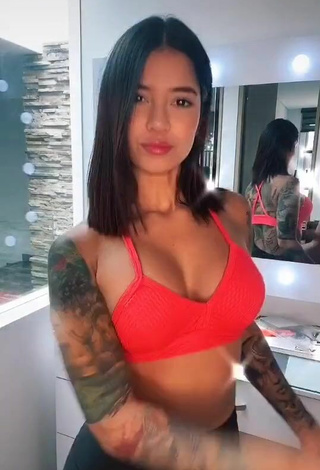 2. Sensual Jenn Muriel Enseña Escote Con Fascinantes Sujetador Deportivo Naranja Y Pechos Saltarinas