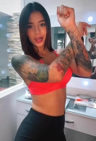 5. Sensual Jenn Muriel Enseña Escote Con Fascinantes Sujetador Deportivo Naranja Y Pechos Saltarinas