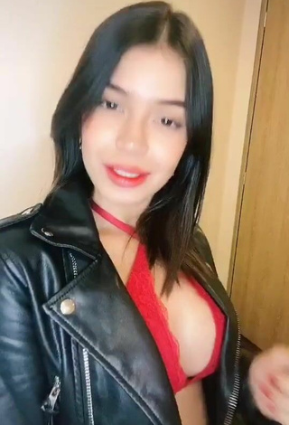 2. Sexy Jenn Muriel Enseña Escote Con Sujetador Rojo