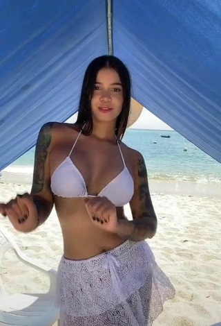 2. Atractiva Jenn Muriel Enseña Escote Con Provocativos Sujetador De Bikini En La Playa Y Pechos Saltarinas