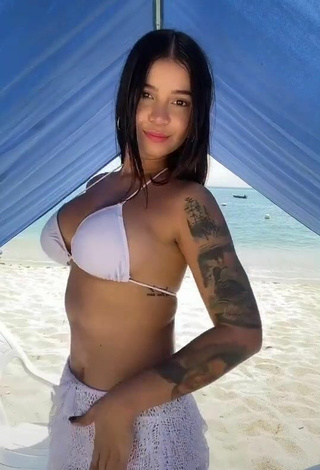 3. Atractiva Jenn Muriel Enseña Escote Con Provocativos Sujetador De Bikini En La Playa Y Pechos Saltarinas