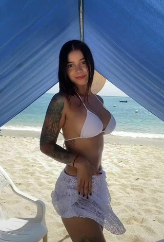 5. Atractiva Jenn Muriel Enseña Escote Con Provocativos Sujetador De Bikini En La Playa Y Pechos Saltarinas