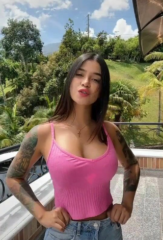 3. Caliente Jenn Muriel Enseña Escote Con Top Corto Rosa En El Balcón