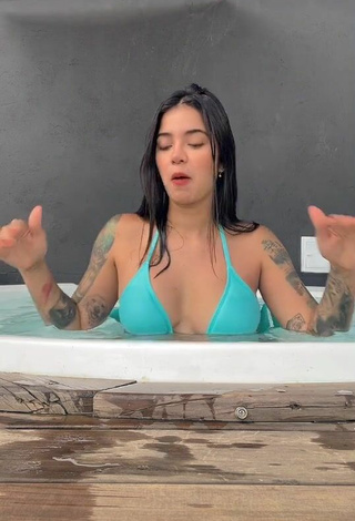 3. Increíble Jenn Muriel Enseña Escote Con Sujetador De Bikini En La Piscina