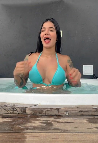 4. Increíble Jenn Muriel Enseña Escote Con Sujetador De Bikini En La Piscina