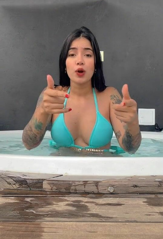 5. Increíble Jenn Muriel Enseña Escote Con Sujetador De Bikini En La Piscina