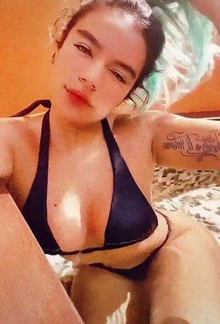 4. Caliente Karol G Con Bikini Negro En La Piscina