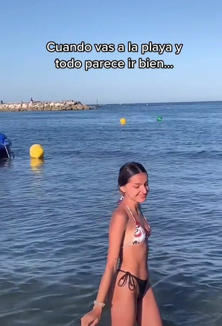 Adorable Larevuelta con Sujetador de Bikini en la playa