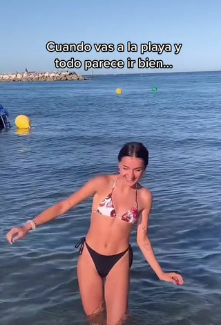 3. Adorable Larevuelta Con Sujetador De Bikini En La Playa