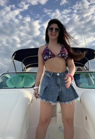 2. Bonita Le Azevedo Con Sujetador De Bikini En Un Barco