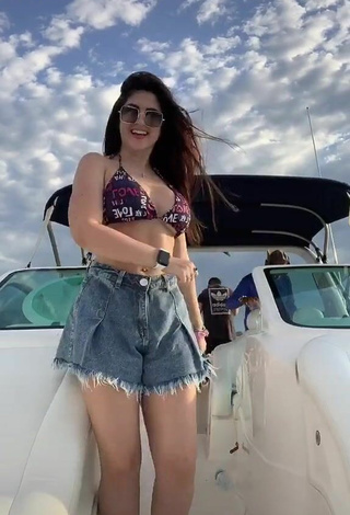 3. Bonita Le Azevedo Con Sujetador De Bikini En Un Barco