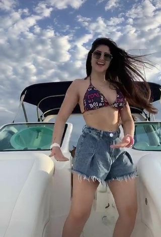 4. Bonita Le Azevedo Con Sujetador De Bikini En Un Barco