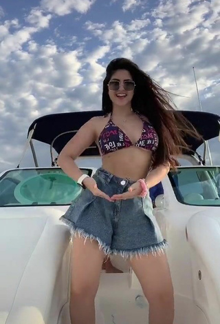 5. Bonita Le Azevedo Con Sujetador De Bikini En Un Barco