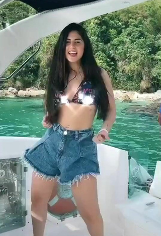 2. Caliente Le Azevedo Con Sujetador De Bikini En Un Barco