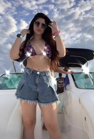 Sexy Le Azevedo con Sujetador de Bikini en un barco