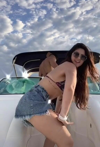 5. Sexy Le Azevedo Con Sujetador De Bikini En Un Barco