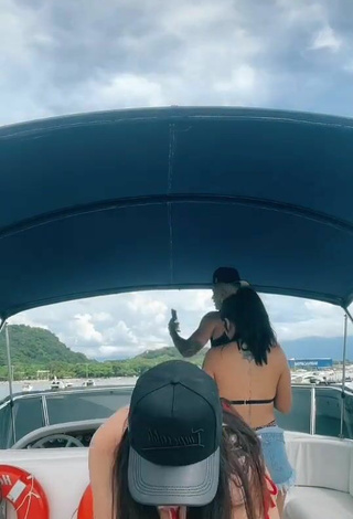 3. Hermosa Le Azevedo Con Sujetador De Bikini En Un Barco