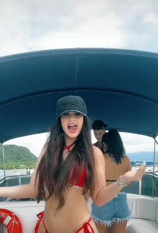 4. Hermosa Le Azevedo Con Sujetador De Bikini En Un Barco