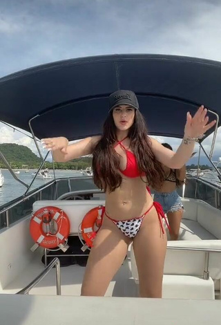 4. Atractiva Le Azevedo Con Seductores Sujetador De Bikini En Un Barco