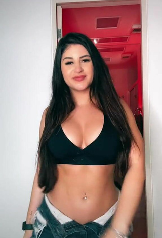 Hermosa Le Azevedo enseña escote con Top Corto Negro y Tetas Saltarinas