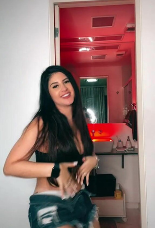 4. Hermosa Le Azevedo Enseña Escote Con Top Corto Negro Y Tetas Saltarinas