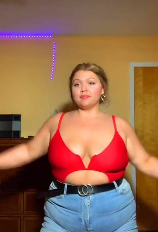 Hermosa Lexie Lemon enseña escote con Top Rojo y Tetas Saltarinas