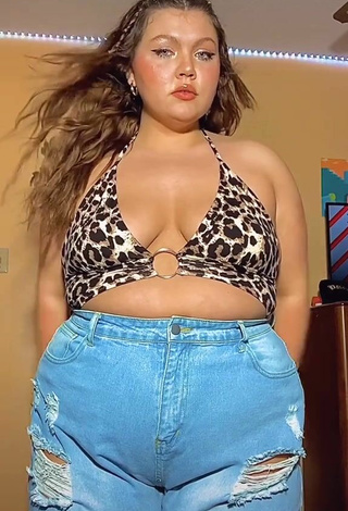 Hermosa Lexie Lemon enseña escote con Top Corto Leopardo y Senos Saltarines