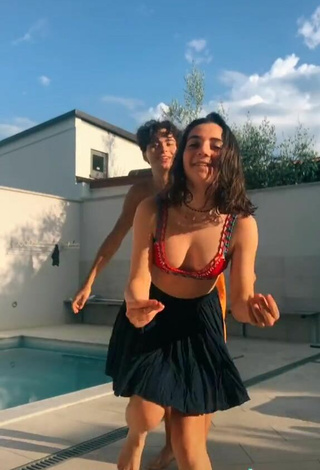 4. Bonita Ludovica Olgiati Enseña Escote Con Sujetador De Bikini