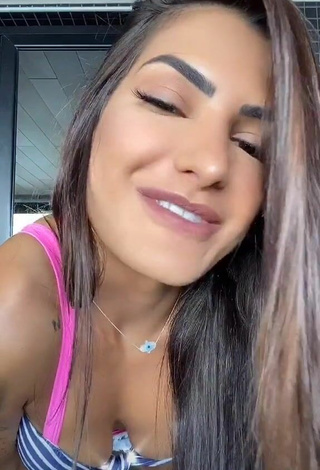 Sexy Marina Ferrari enseña escote con Sujetador de Bikini