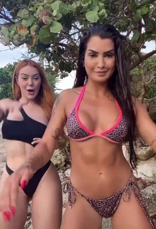 Adorable Marina Ferrari enseña escote con Bikini