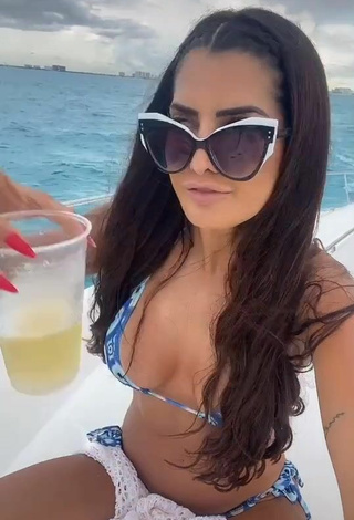 Atractiva Marina Ferrari enseña escote con Provocativos Bikini en un barco